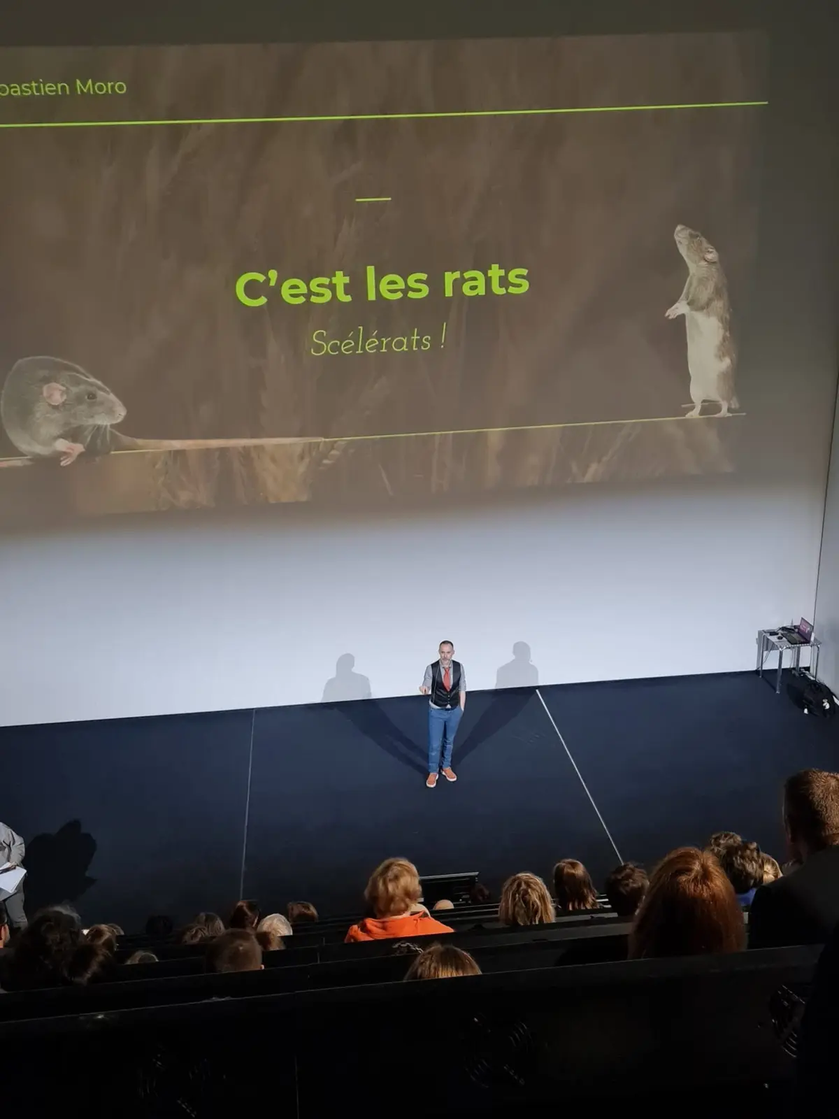Sébastien Moro présentant la conférence C’est les rats, Scélérats !